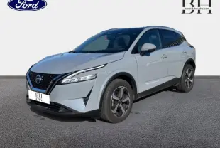 Nissan Qashqai 1.3 Mild Hybrid gris Argile en 3/4 avant droit, avec jantes alu et calandre noire distinctive.