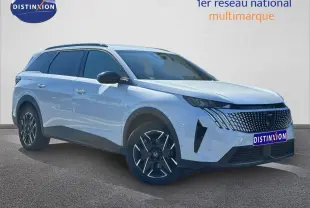 Peugeot 5008 Hybrid blanc Okénite en vue 3/4 avant droit, avec jantes alliage et vitres arrière surteintées.