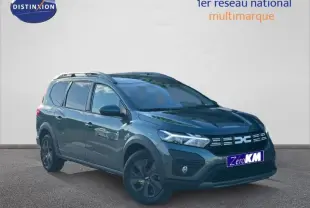 Dacia Jogger 1.0 ECO-G 7 places vert cèdre métallisé en 3/4 avant avec barres de toit et jantes noires.