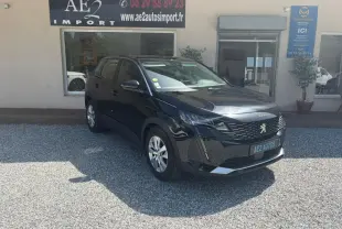 Peugeot 3008 noir vue 3/4 avant, avec calandre distinctive et jantes alliage, stationné devant un garage AE2 Autos Import.