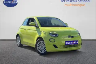 Fiat 500 électrique jaune vue 3/4 avant droit, avec jantes spécifiques et calandre épurée sans grille.