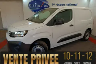 Peugeot Partner blanc en 3/4 avant droit, fourgon utilitaire avec protections noires et jantes acier simples.