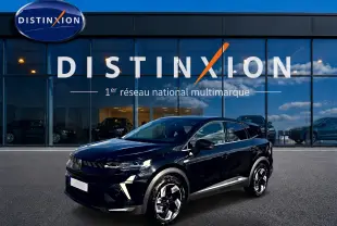 Vue 3/4 avant d'une Renault Symbioz noir étoile avec jantes alu bicolores, stationnée devant une vitrine Distinxion.