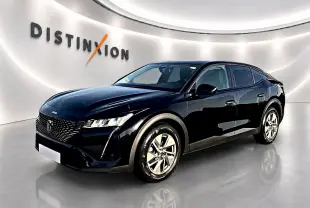 Peugeot 408 Hybrid 145 allure e-dcs6 noir en 3/4 avant droit, avec jantes alu et phares LED allumés.