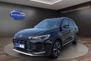 Vue 3/4 avant d’un SUV MG ZS noir avec calandre imposante et feux à LED dans un showroom.