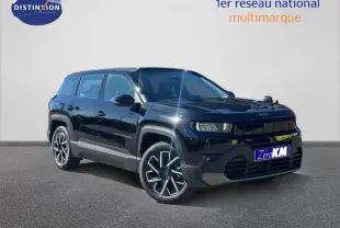 Jeep Compass Vulcano 2026 en 3/4 avant droit, peinture noire brillante avec jantes alliage distinctives.