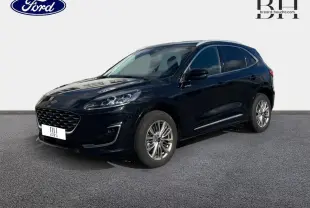 Ford Kuga noir Agate métallisé en vue 3/4 avant droit, avec jantes alliage et vitres surteintées.