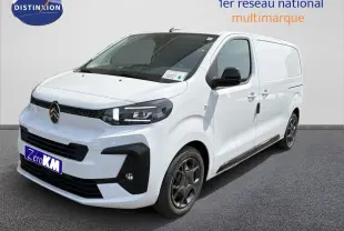 Vue 3/4 avant droite d'un Citroën Jumpy blanc Kaolin avec calandre noire et jantes foncées distinctives.