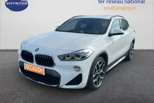 BMW X2 blanc vue 3/4 avant droit avec jantes alliage 19 pouces et toit ouvrant panoramique visible.