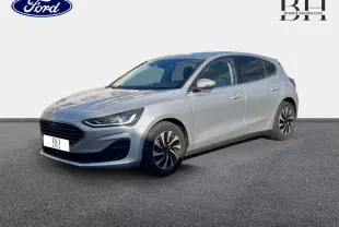 Ford Focus 2023 gris lunaire métallisé vue 3/4 avant droit avec calandre noire et jantes bicolores.