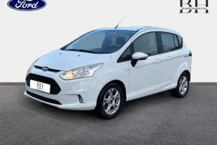 Ford B-MAX blanc Glacier en 3/4 avant droit, avec jantes alu et phares allumés sur fond clair.