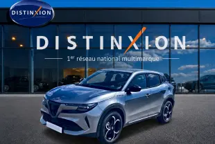 Alfa Romeo Junior 1.2 hybride gris en 3/4 avant droit, avec jantes alliage et vitres arrière teintées, devant showroom Distinxion.