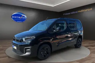 Vue 3/4 avant droit d'un Citroën Berlingo noir 2025 avec jantes alliage noires et barres de toit.