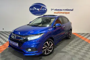Vue 3/4 avant d'un Honda HR-V bleu avec toit ouvrant, jantes alliage et calandre noire brillante.
