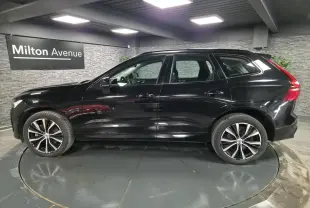 Vue de profil côté gauche d'un Volvo XC60 noir métallisé avec jantes alliage 20 pouces en Y noir et diamant.