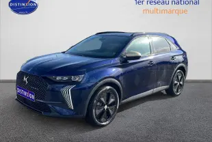 DS7 bleu vue 3/4 avant droit avec calandre distinctive et jantes noires brillantes