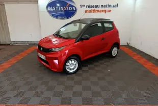 Vue 3/4 avant droite d'une Aixam Ambition 0.5 City Crossline Pack rouge avec toit noir et rétroviseur côté conducteur.