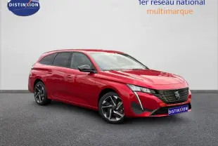 Peugeot 308 SW rouge Elixir vue 3/4 avant, avec jantes alliage et vitres arrière surteintées.