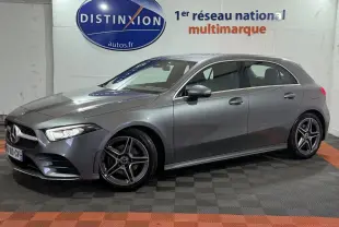 Mercedes Classe A 200 AMG Line gris foncé vue de profil côté gauche, avec jantes alliage et phares LED allumés.