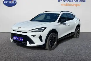 Vue 3/4 avant d'un CUPRA Formentor blanc neige métal avec jantes noires et toit ouvrant, sur fond neutre.