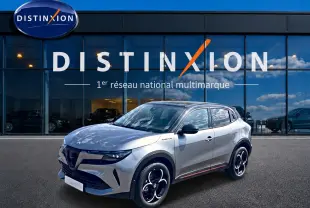 Vue 3/4 avant droite de l'Alfa Romeo Junior 1.2 hybride gris/noir avec jantes alliage et toit noir brillant.