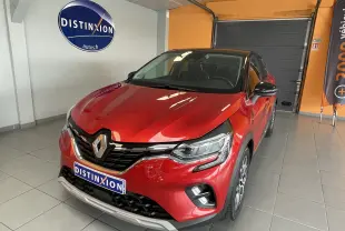 Renault Captur rouge en 3/4 avant droit, avec calandre noire brillante et jantes alliage distinctives.