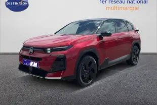 Vue 3/4 avant droit d'un Citroën C5 Aircross Hybrid rouge rubis métallisé avec jantes noires et détails noirs contrastants.