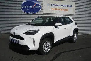 Toyota Yaris Cross blanc vue 3/4 avant droit, avec protections noires sur les passages de roues et jantes argentées.