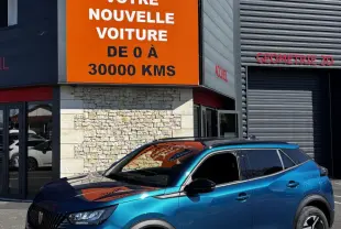 Peugeot 2008 Hybrid 145 e-DCS6 Allure bleu en 3/4 avant droit, avec jantes noires et toit noir brillant.