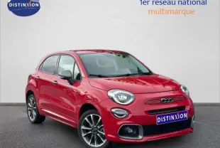 Fiat 500X rouge Passione pastel vue 3/4 avant droit, avec jantes alliage et calandre noire distinctive.