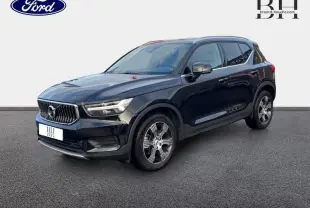 Volvo XC40 noir vue 3/4 avant droit, avec calandre verticale et jantes alliage distinctives.