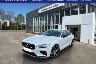 Volvo S60 T8 blanche vue 3/4 avant droit, calandre noire brillante et jantes alliage 19 pouces style Y noir diamant.