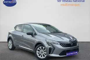 Renault Clio gris en 3/4 avant droit, avec calandre moderne et feux LED distinctifs, sur fond neutre.