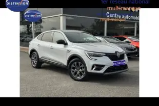 Renault Arkana blanc vue 3/4 avant droit, SUV hybride essence avec jantes alliage et vitres teintées.