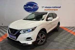 Nissan Qashqai blanc en 3/4 avant droit, avec toit panoramique et jantes alliage bicolores visibles.