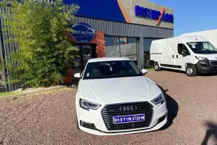 Audi A3 Sportback blanc vue de face, mettant en valeur la calandre hexagonale et les phares LED distinctifs.