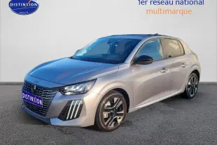 Peugeot 208 gris artense vue 3/4 avant droit, avec jantes alliage et phares LED distinctifs.