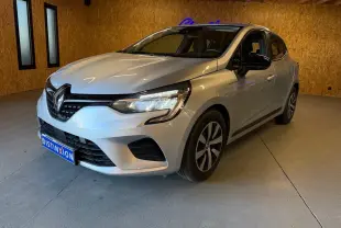 Renault Clio gris platine vue 3/4 avant droit, avec phares LED et jantes alliage distinctives.