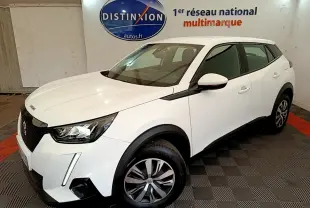 Peugeot 2008 blanc vue 3/4 avant droit dans un showroom avec jantes alliage et feux LED distinctifs.