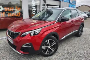 Peugeot 3008 rouge foncé vue 3/4 avant droit, avec jantes alliage bi-ton et détails chromés sur calandre et bas de caisse.
