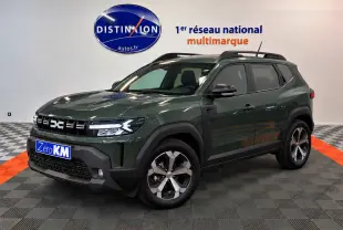 SUV Dacia Duster 2026 vert cèdre en 3/4 avant droit, avec jantes alliage et calandre noire distinctive.