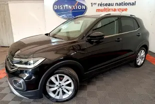 Vue 3/4 avant d'un Volkswagen T-Cross noir 2022 avec jantes alliage et rétroviseurs électriques rabattables.