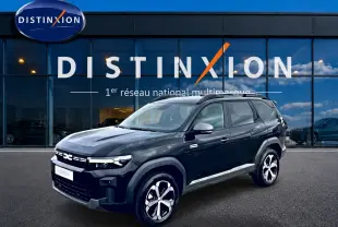 SUV Dacia Bigster noir en 3/4 avant droit, avec jantes alliage diamantées et barres de toit visibles.