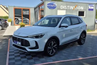MG ZS 1.5 Hybrid+ 197 Luxury blanc Dover, vue 3/4 avant droit, avec jantes alliage et phares LED allumés.