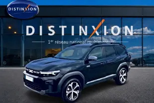SUV Dacia Bigster noir en 3/4 avant droit, avec jantes alliage diamantées et barres de toit visibles.