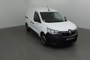 Renault Express Van blanc vu en 3/4 avant droit, avec pare-chocs noirs et jantes acier simples.