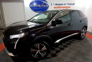 Peugeot 3008 noir vue 3/4 avant droit, avec phares LED et jantes alliage distinctives dans un showroom.