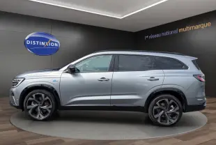Profil côté gauche du Renault Espace gris foncé esprit Alpine E-Tech 2024 avec jantes noires et détails bleus hybrides.