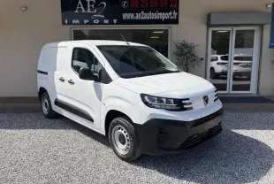 Peugeot Partner blanc en fourgon, vu en 3/4 avant droit, avec calandre noire et jantes acier simples.