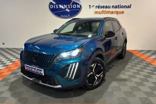 Peugeot 2008 Allure Hybrid 145 bleu Obsession en 3/4 avant droit, phares allumés et jantes noires distinctives.